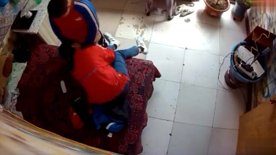 摄像头盗摄 妈妈看着刚刚放学回家的儿子主动给儿子吃鸡鸡 表示奖励