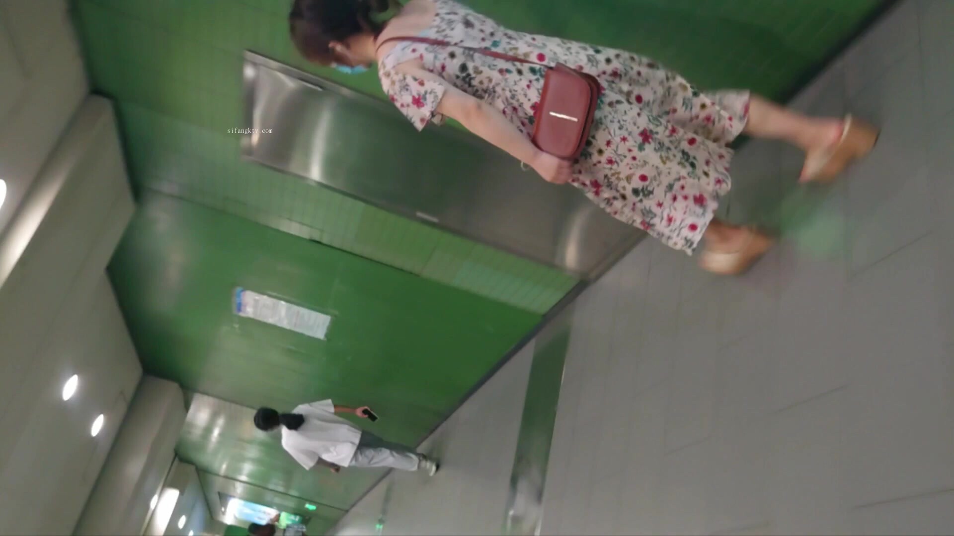 地铁站一路跟踪偷拍长裙少妇竟然没有穿内裤