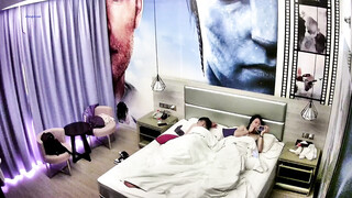 新流出酒店偷拍紫色性感睡衣的女友睡得很沉男炮友悄悄侧入干醒她一块啪啪