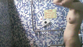 邪恶的房东暗藏摄像头偷拍美女租客洗澡 (2)