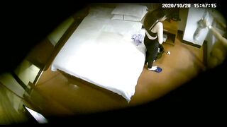 酒店白色大床360摄像头偷拍胖哥下午嫖妓身材不错的小姐按着床边干