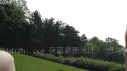 中国富二代留学生小伙和极品洋妞小女友大白天在草坪上做爱 裙子挡着坐在上面内射太刺激了