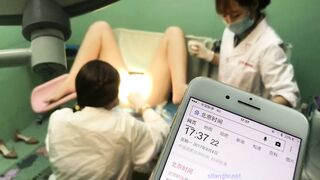 珍稀医院身体检查偷拍年轻美眉被撑两个医生护士开双腿刮逼毛用棉签提取阴道分泌物