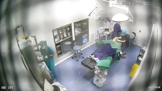 2021三月新流出破解整容医院手术室摄像头监控偷拍几个脱光光做手术的少妇
