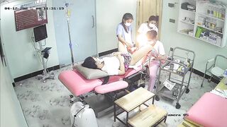 2021年最新流出妇科医院诊疗室内部摄像头破解偸拍来做检查和治疗的良家少妇拿个大针管不停捅阴道
