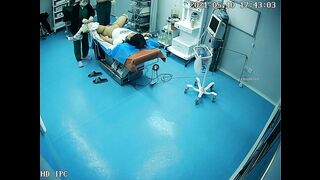 【破解摄像头】妹子人流手术后无法行走，架出手术室 (1)