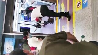 重磅吃瓜- 西安某地铁女乘客被保安拖拽,裙子上衣都扒下了,奶罩都不见了（原版未打码）