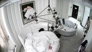 360酒店摄像头偷拍未流出经典虎台 晚上加完班出来开房减减压的白领小情侣尝新在浴缸里做爱